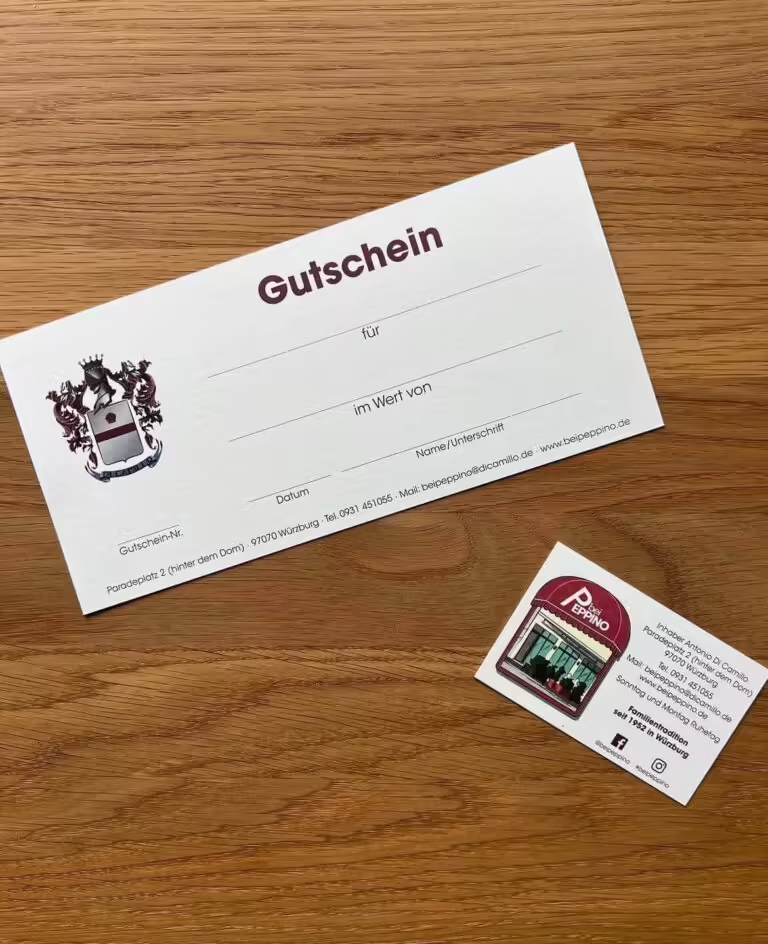 Geschenkgutschein des Ristorante Bei Peppino aus Würzburg auf Holztisch, Gutschein für Pizza, Pasta und italienische Küche